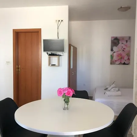 Διαμέρισμα Mira Τρογκίρ